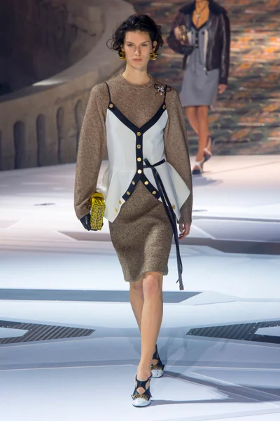 Look 10